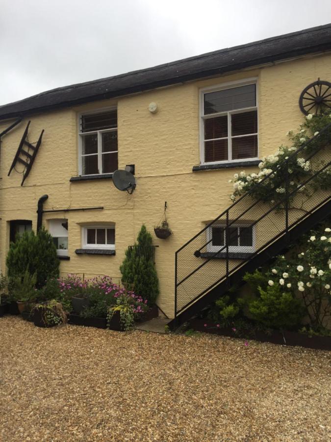 The Coach House At The Bull Inn Milton Keynes Exteriér fotografie